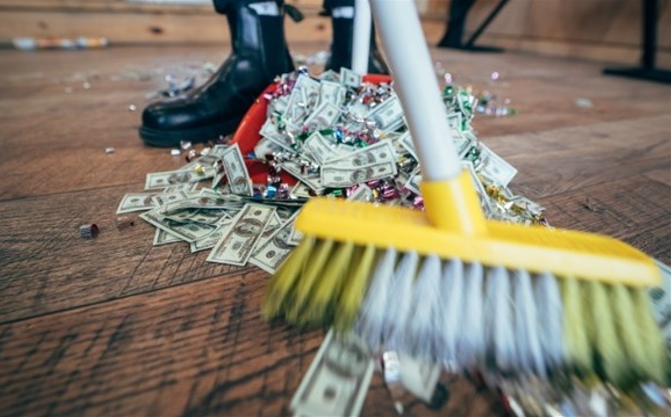 Nhiều người tin rằng tài thần trú ngụ trong đống rác ngày Tết và việc quét rác đồng nghĩa với đổ bỏ tài lộc