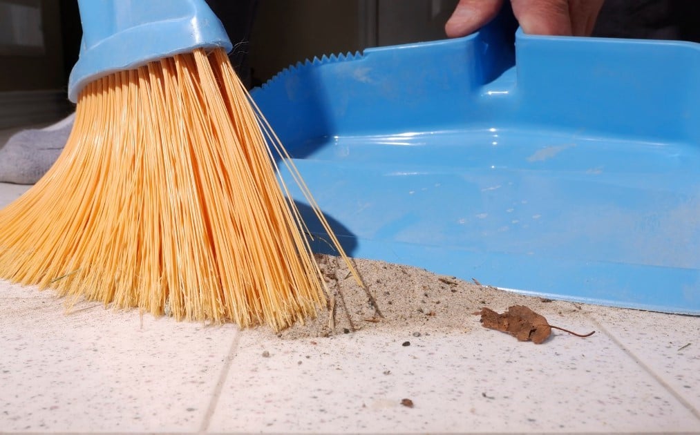 Bạn có thể quét dọn nhẹ và gom rác vào một góc trong 3 ngày Tết