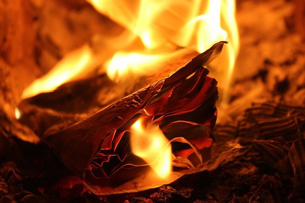 Đốt vía bằng giấy là phương pháp rất phổ biến