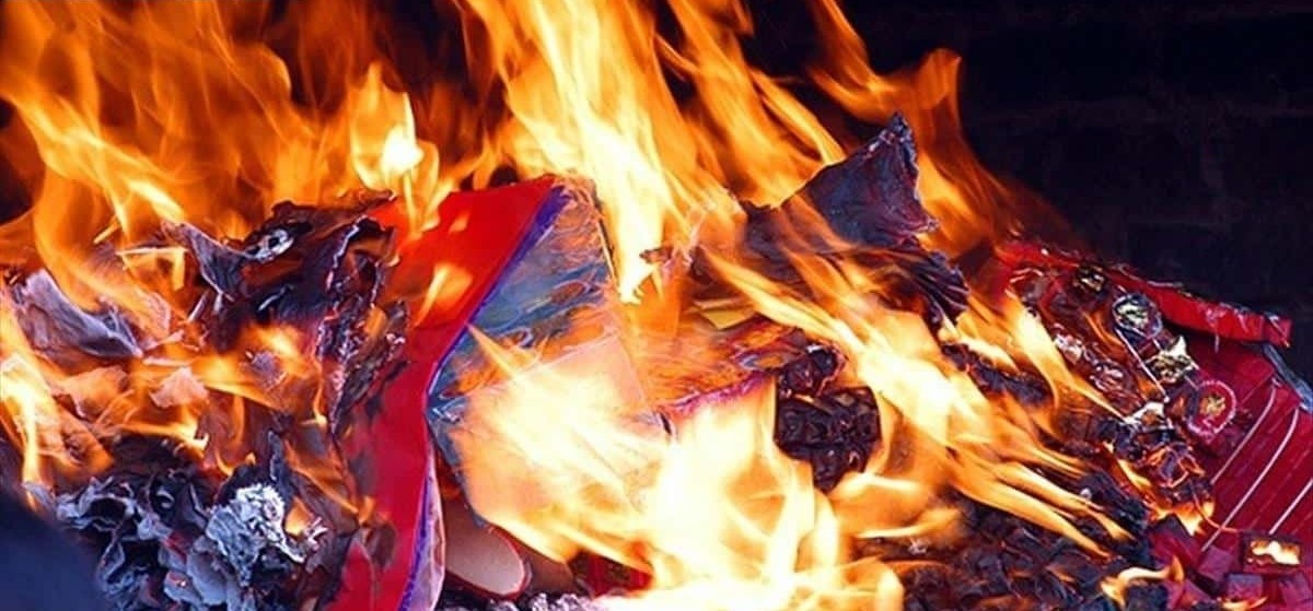 Vừa đi đám tang về nhớ đốt vía để xả xui