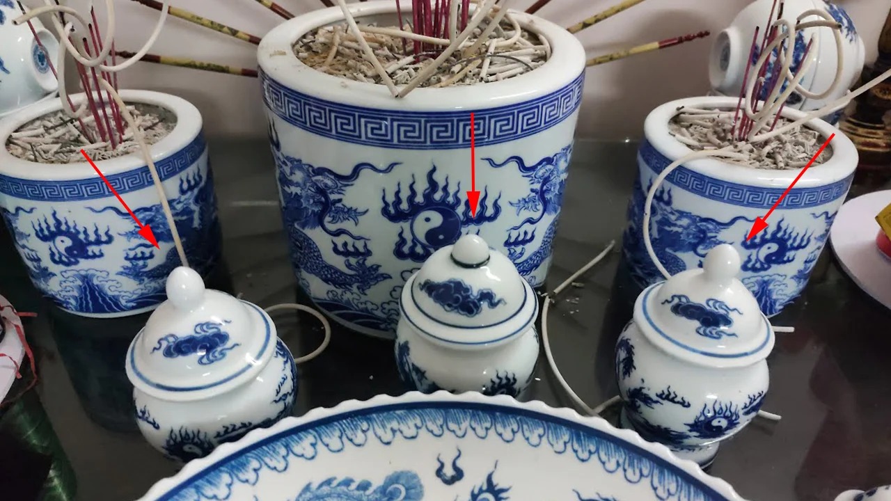 Sự hiện diện của 3 hũ gạo muối nước tạo nên một thế kiềng vững chãi