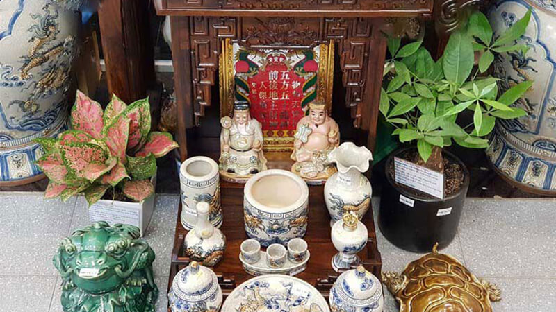 Gia chủ có thể thay bát hương với chất liệu cao cấp hơn để tăng thẩm mỹ