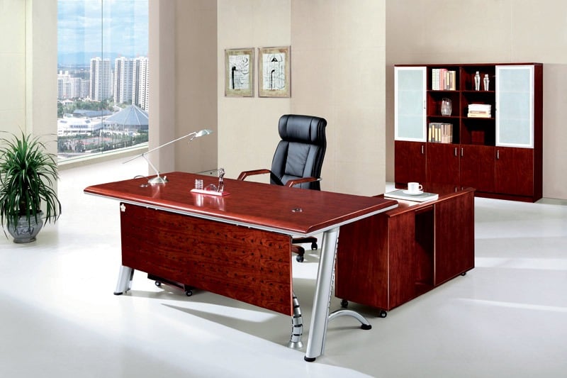 Bàn làm việc cần đặt ở nơi có nhiều ánh sáng tự nhiên với điểm tựa vững chắc phía sau