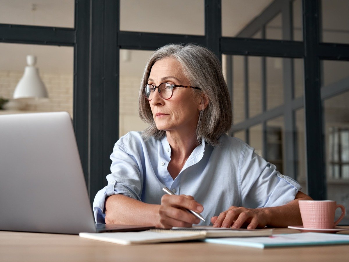 Đặt bàn làm việc ở vị trí tốt giúp nữ Canh Tý hóa giải ảnh hưởng của hạn xấu đến công việc trong năm 2026