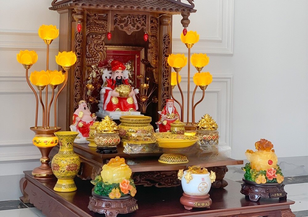 Ban thờ Thần Tài cần đặt ở vị trí sạch sẽ, khô ráo và tránh khu vực ẩm thấp