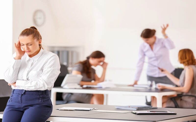 Nữ Tân Hợi dễ gặp áp lực công việc, rắc rối về tài chính và quản lý giấy tờ trong năm 2026