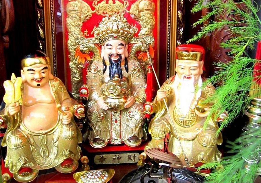 Hướng đặt ban thờ Thần Tài sẽ ảnh hưởng trực tiếp đến dòng chảy tài lộc