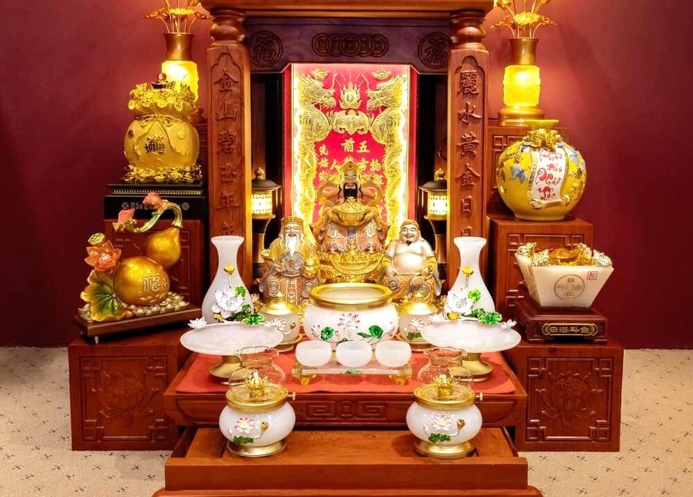 Ban thờ Thần Tài nên đặt ở nơi sạch sẽ và khô ráo