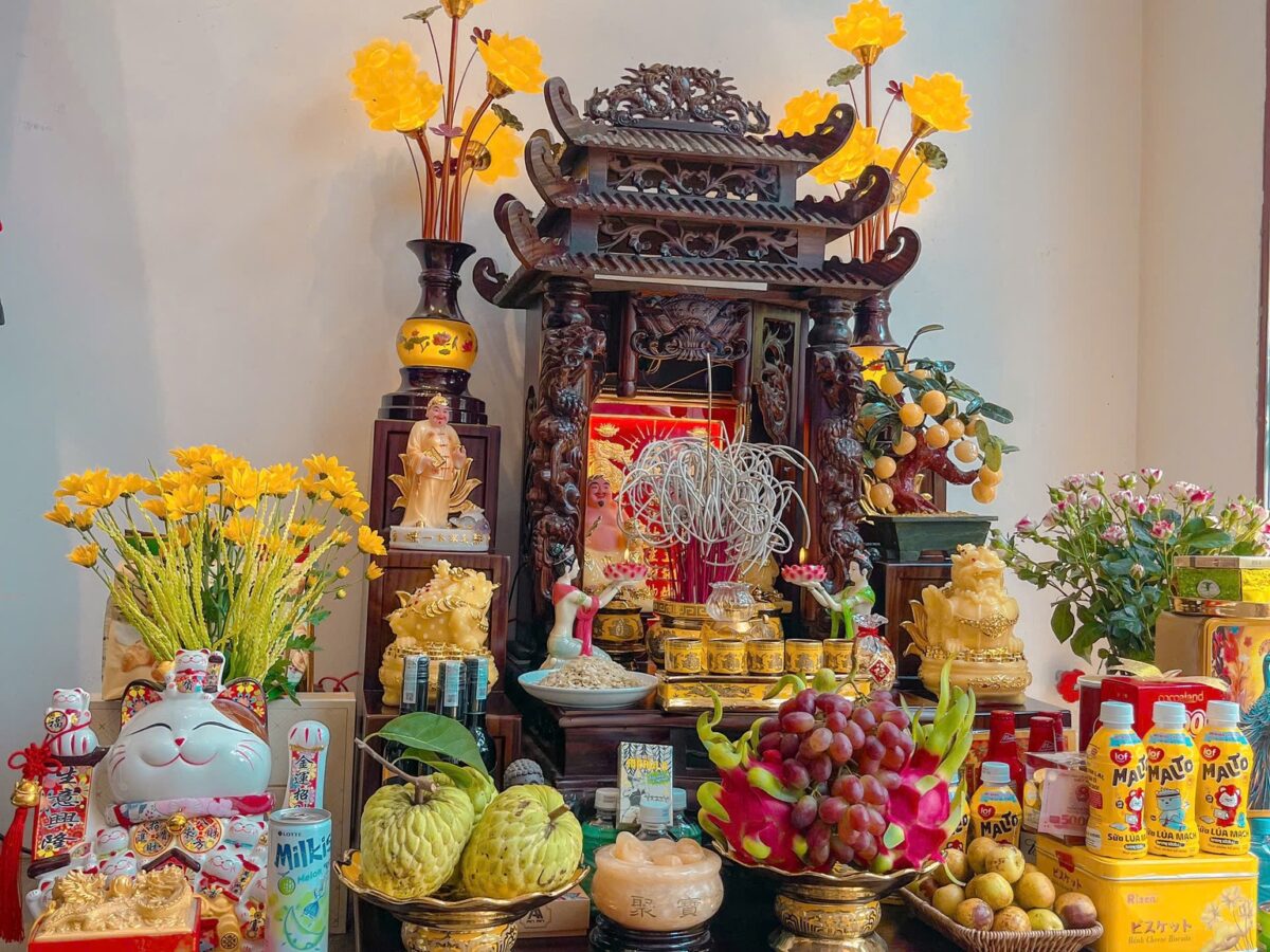 Gia chủ sinh năm Quý Dậu 1993 nên chọn hướng Ban thờ Thần Tài thuộc Tây tứ trạch