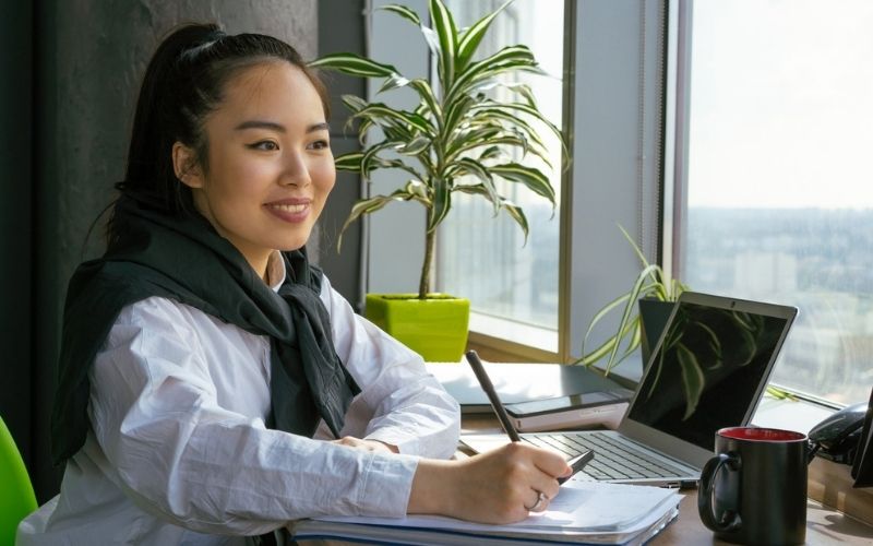 Chọn hướng đặt bàn làm việc đúng sẽ hỗ trợ mở lối công danh tiền tài cho nữ mạng Ất Hợi 1995