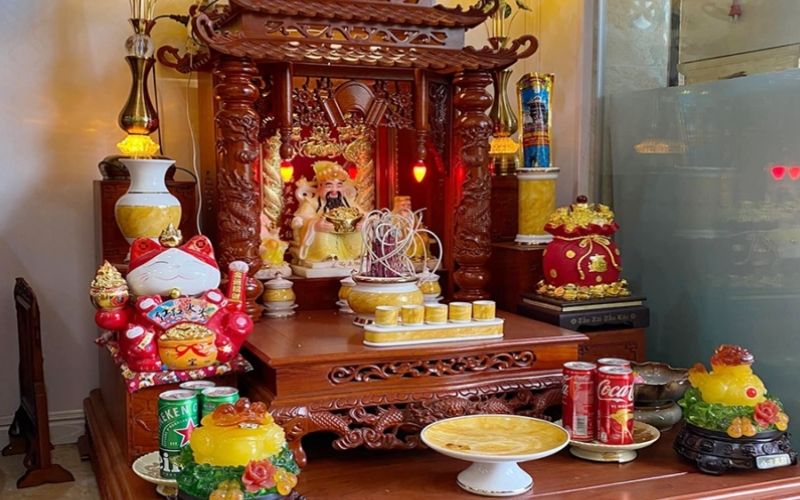 Chọn một trong bốn hướng đặt ban thờ Thần tài để thu hút vượng khí cho nữ Ất Dậu 