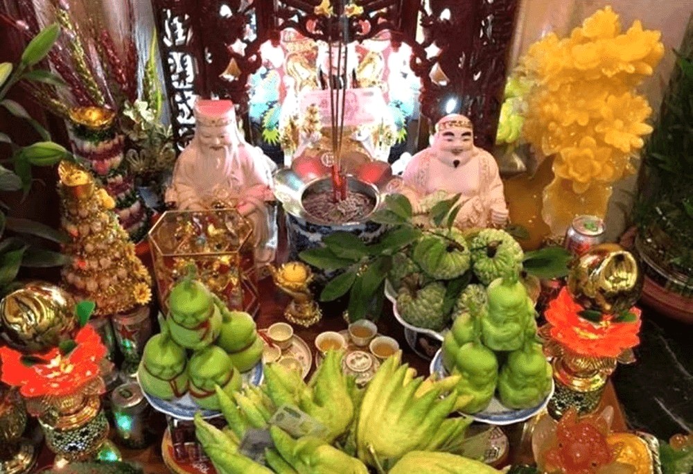 Đặt ban thờ Thần tài đúng hướng giúp dòng khí lưu thông hài hòa và kích hoạt năng lượng tài lộc