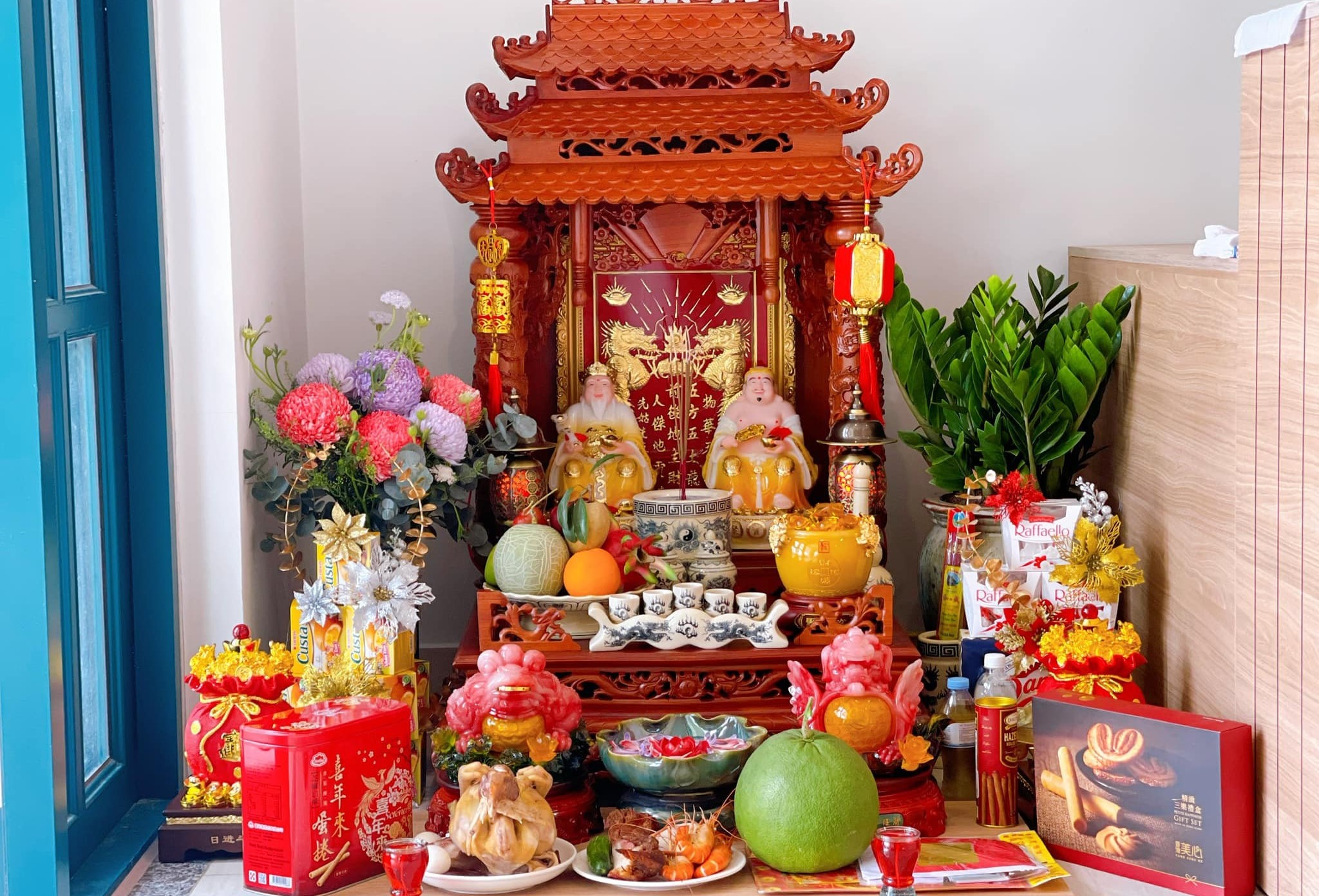 Ban thờ Thần Tài nên đặt tại tầng trệt, gần cửa ra vào