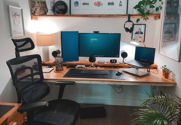 Bạn có thể đặt thêm cây xanh nhỏ trên bàn làm việc để tăng sinh khí