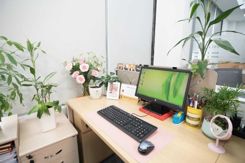 Không gian làm việc cần được giữ gọn gàng, giấy tờ sắp xếp ngăn nắp để dòng khí lưu thông thuận lợi