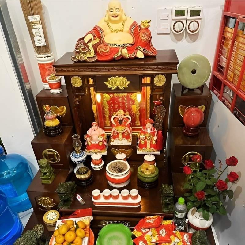 Nữ Kỷ Tỵ nên đặt Ban thờ Thần Tài theo hướng Đông