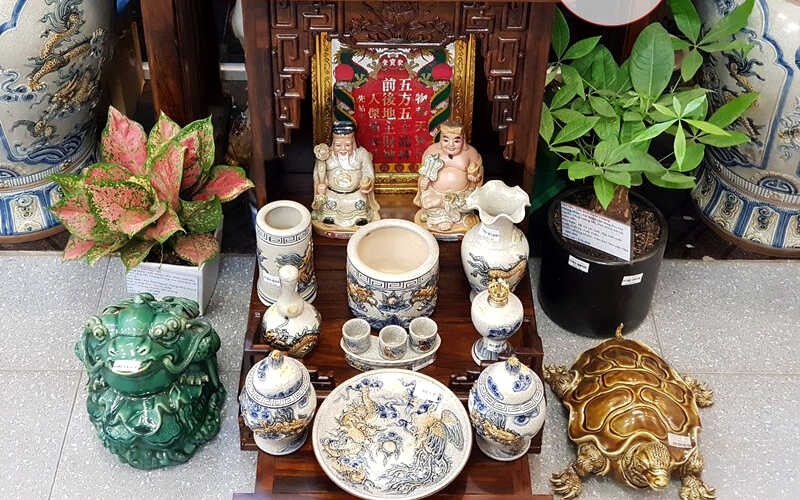 Canh Ngọ 1990 nên đặt bàn thờ ở vị trí thông thoáng, có điểm tựa vững chắc và quay về hướng tốt theo cung mệnh