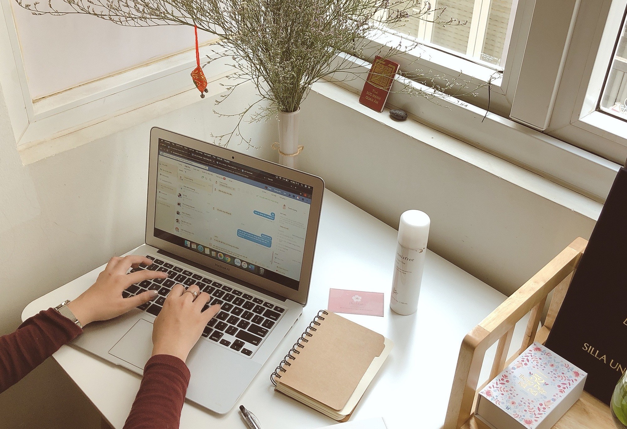 Bàn làm việc nên quay mặt ra cửa hoặc hướng có ánh sáng tự nhiên tốt