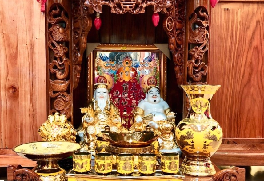 Ban thờ Thần Tài đặt đúng hướng giúp dẫn tài khí ổn định