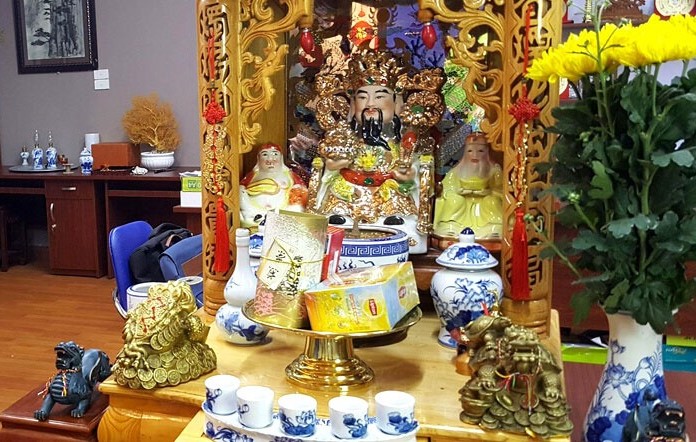 Ban thờ Thần Tài nên đặt ở vị trí sạch sẽ, khô ráo, phía sau có điểm tựa vững chắc