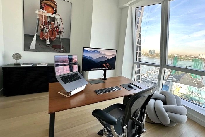 Bạn nên đặt bàn sao cho nhìn ra cửa phòng hoặc không gian rộng, tránh quay lưng trực diện ra cửa