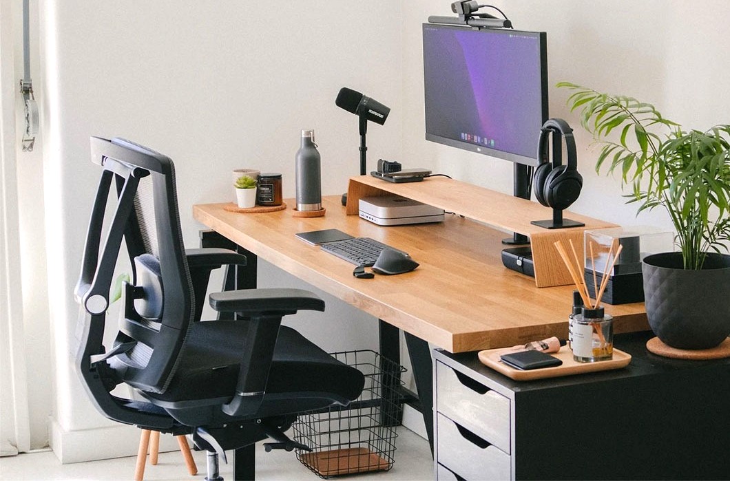 Bàn làm việc cần được sắp xếp hài hòa để hỗ trợ tài lộc và sinh khí lâu dài