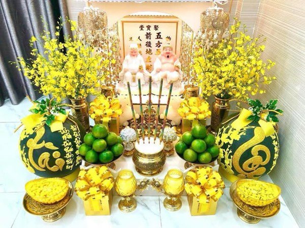 Nữ mạng 1998 nên đặt Ban thần tài hướng Nam để tránh được ốm đau