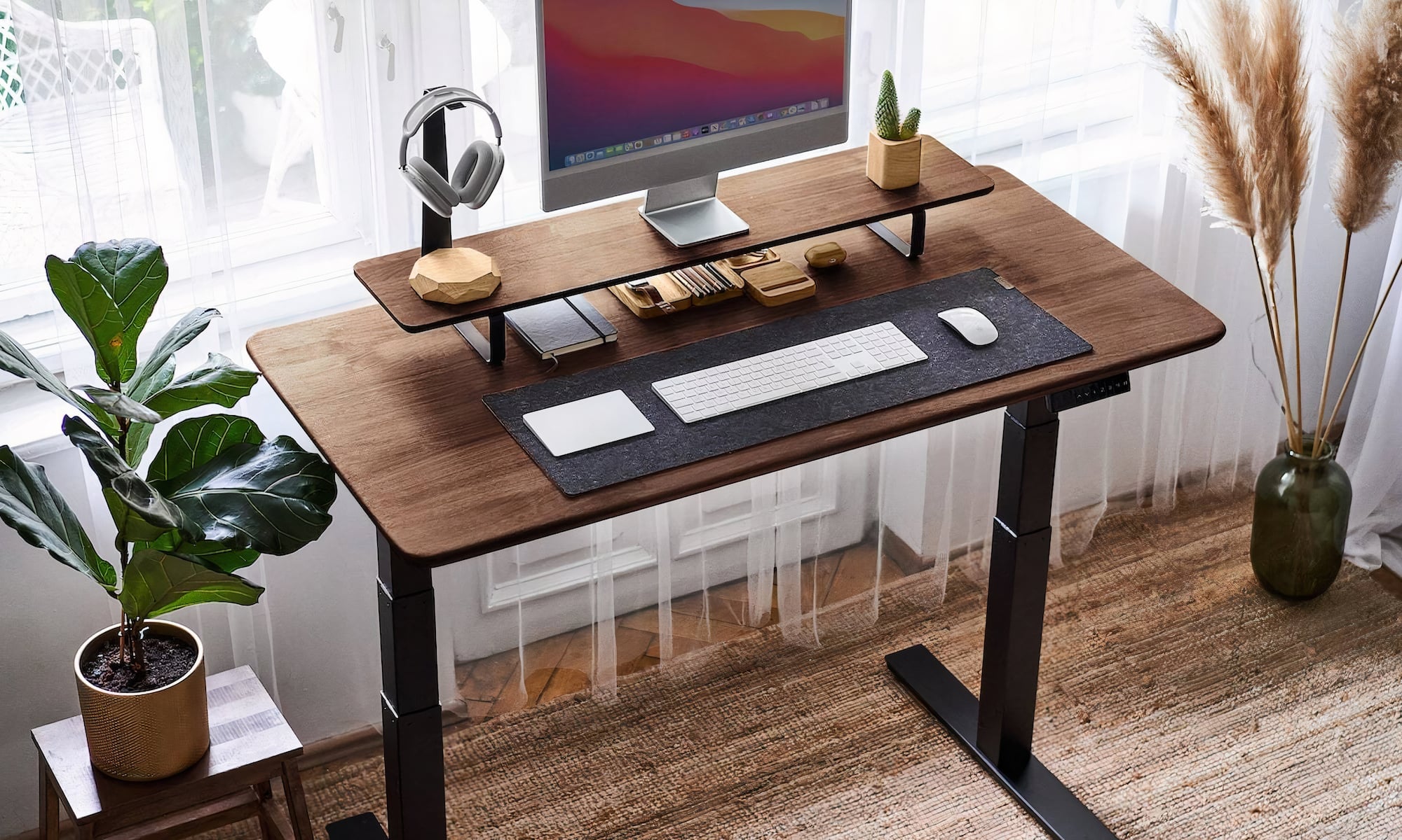 Nữ Quý Mùi 2003 nên đặt bàn làm việc thuộc các hướng Đông tứ trạch