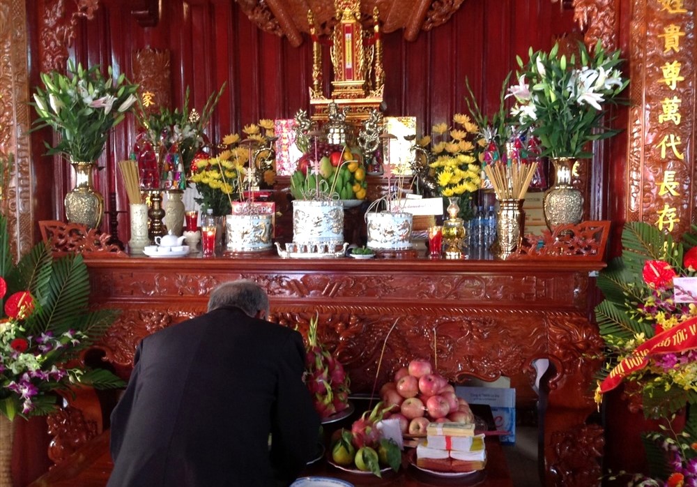 Gia chủ cần dọn dẹp bàn thờ sạch sẽ và bày lễ gọn gàng khi cúng mùng 1 tháng 12 tại gia 