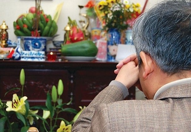 Người làm lễ cúng cần ăn mặc chỉnh tề, giữ tâm thế nghiêm túc để buổi lễ diễn ra suôn sẻ