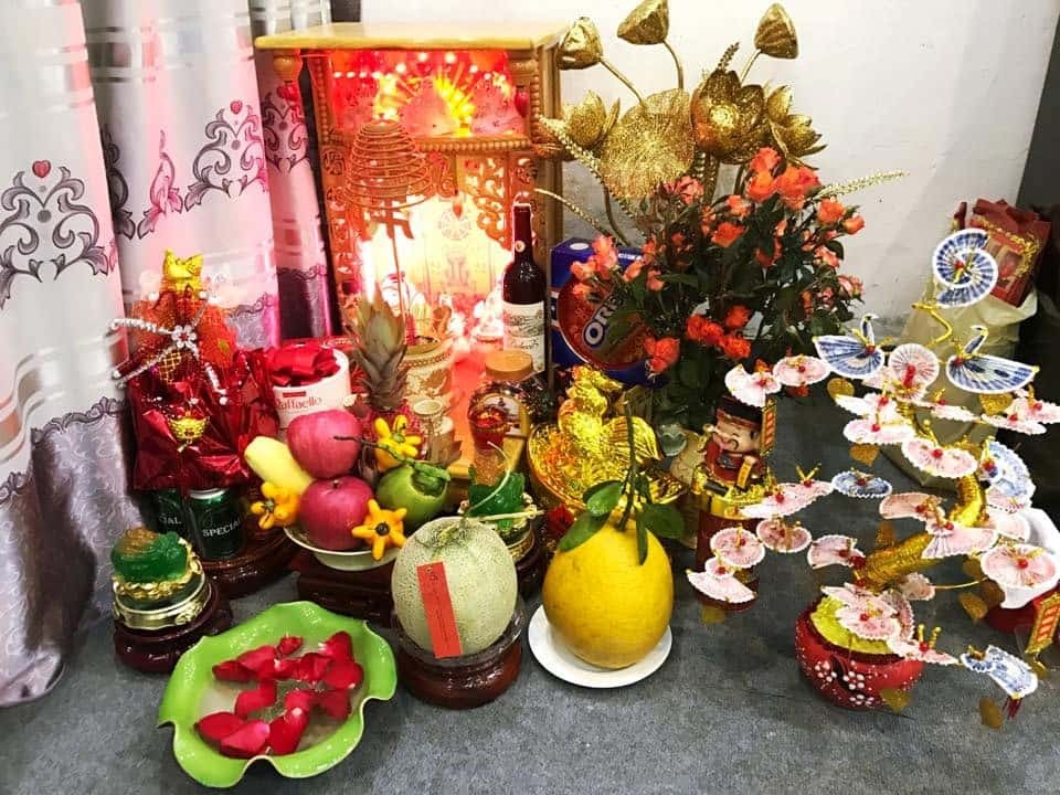 Ban thờ Thần tài nằm ở vị trí hợp phong thủy giúp gia chủ tuổi Tân Tỵ 2001 giữ dòng tài khí ổn định trong năm 2026