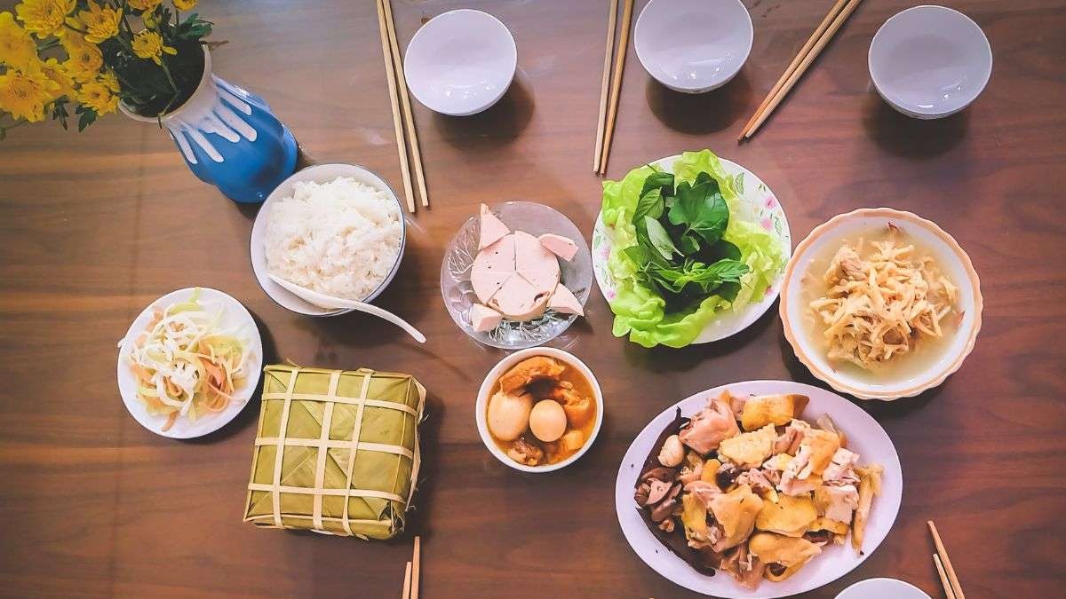 Mâm cúng mùng 3 thường được chuẩn bị đơn giản với những món ngon ngày Tết đặc trưng vùng miền
