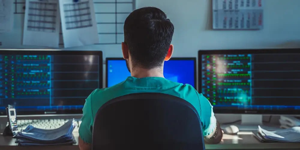 Ngồi làm việc ở hướng tốt giúp nam Tân Tỵ dễ tập trung và sáng suốt hơn trong năm có nhiều áp lực công việc