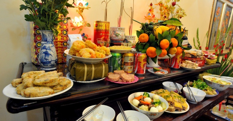 Mâm cúng mùng 3 Tết không thể thiếu hương, hoa, đèn nến, mâm ngũ quả, cơm cúng, rượu nước và vàng mã 