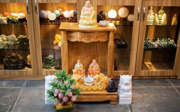 Gia chủ Nhâm Ngọ 2002 nên đặt Ban thờ Thần Tài các hướng Tây tứ trạch