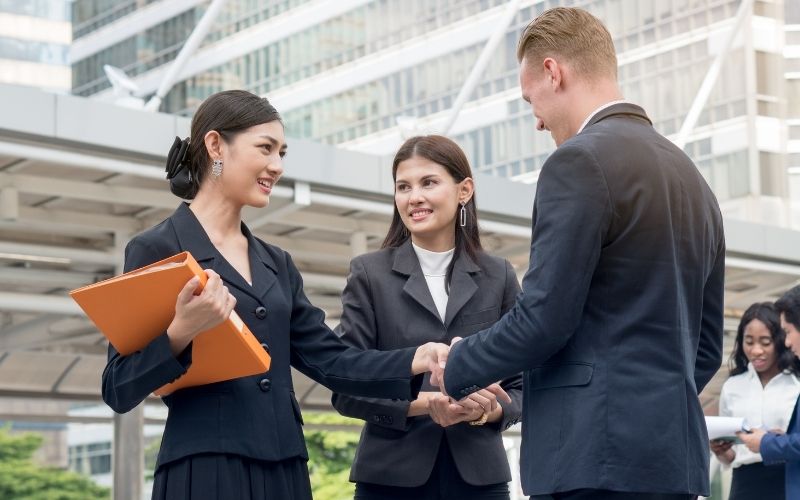 Khi hợp tác kinh doanh, tránh tuổi xung khắc sẽ giúp người Nhâm Tý hạn chế rủi ro, giữ vững vận khí và ổn định đường tài lộc