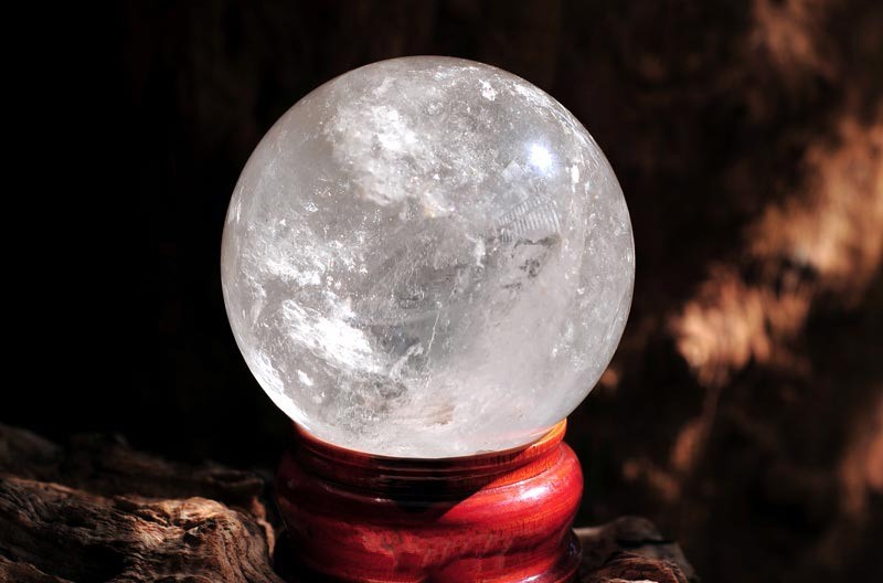 Tuổi Canh Thìn 2000 nên sử dụng đá thạch anh trắng để hỗ trợ ổn định năng lượng Kim