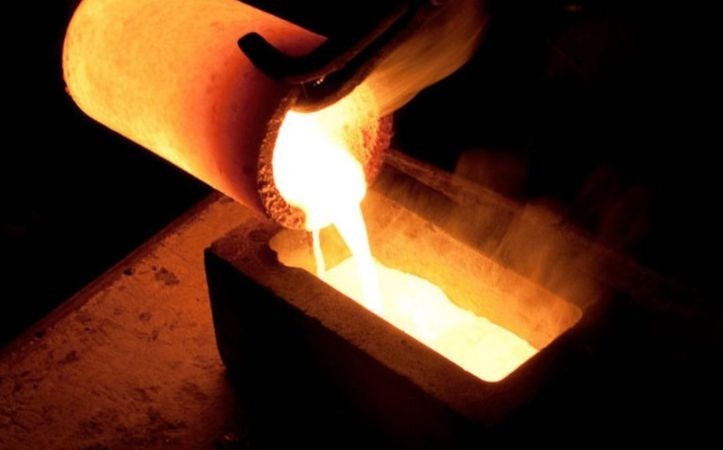 Người sinh năm 2001 Tân Tỵ thuộc mệnh Bạch Lạp Kim