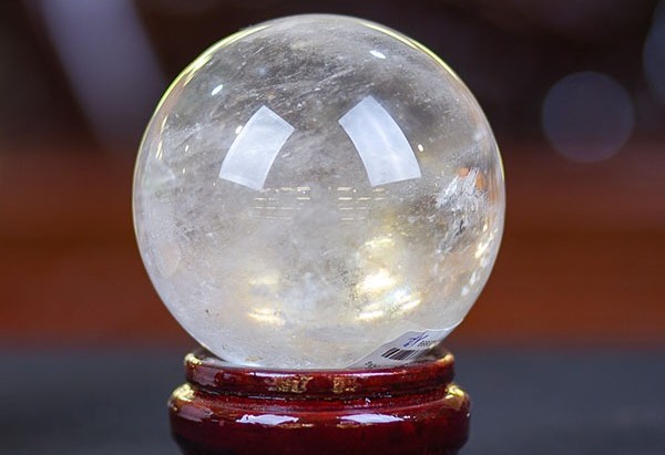 Bạn có thể dùng vật phẩm đá thạch anh trắng để ổn định tinh thần và giảm xung đột trong giao tiếp làm ăn