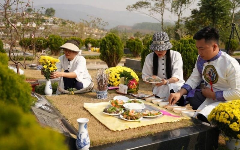 Một mâm lễ giản dị nhưng đủ đầy thể hiện tấm lòng thành kính của con cháu 