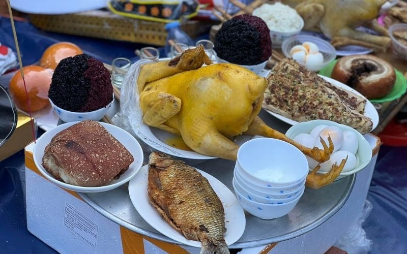 Gà trống thiến và chân giò lợn là hai món mang ý nghĩa cầu chúc sung túc trong năm mới