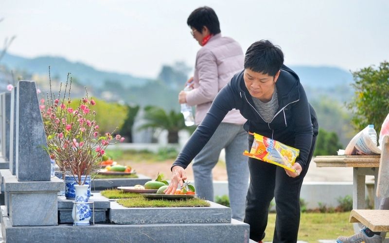 Tảo mộ là nghi lễ thiêng liêng nối kết các thế hệ thường diễn ra trong tiết Thanh minh