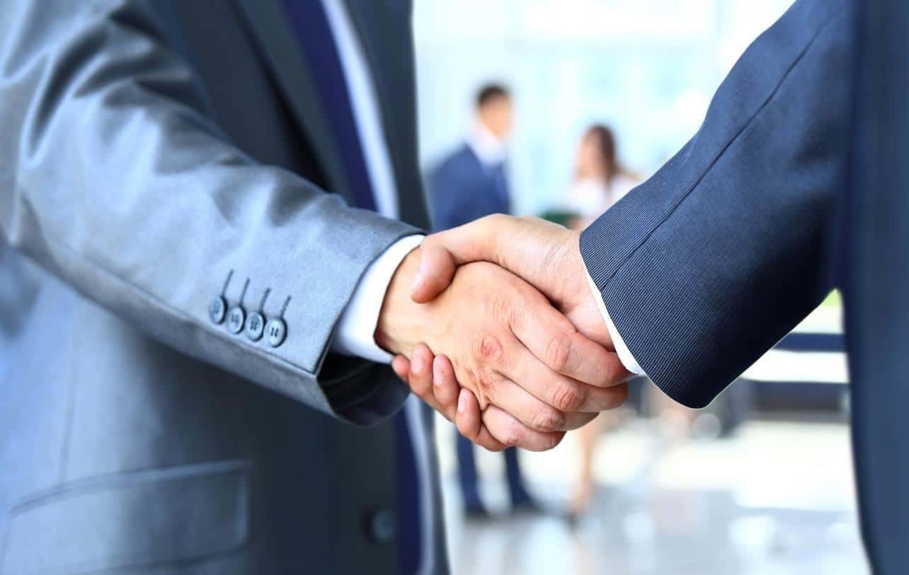 Bạn nên kết hợp giữa yếu tố phong thủy và đánh giá thực tế để đạt kết quả tối ưu khi lựa chọn đối tác