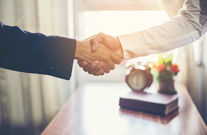 Giao tiếp thẳng thắn và có nguyên tắc sẽ giúp giảm hiểu lầm không đáng có trong quá trình làm ăn