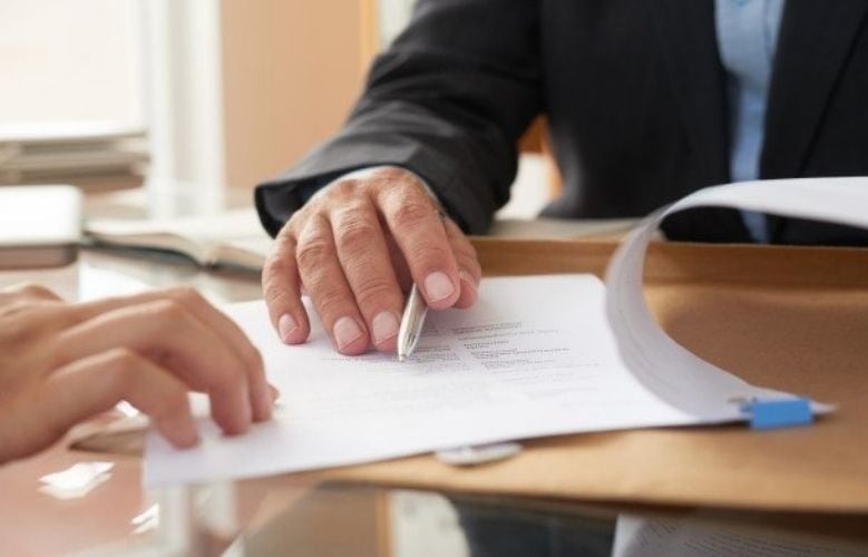 Bạn nên có ràng buộc rõ ràng về mặt pháp lý nếu bắt buộc hợp tác với người khắc tuổi