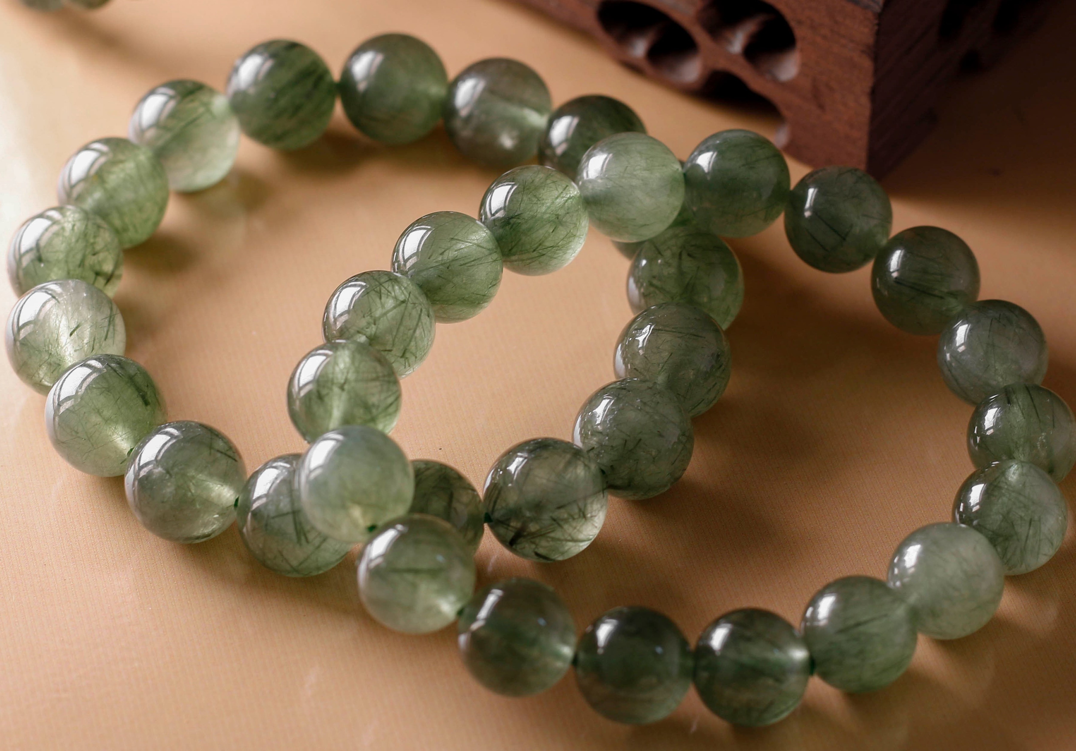 Tuổi Giáp Thìn có thể đeo vòng đá thạch anh xanh lá để giảm xung đột khi hợp tác với tuổi khắc