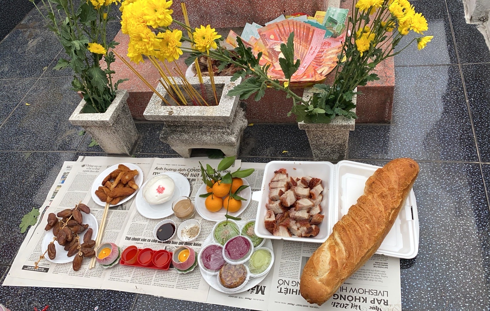 Lễ vật cúng tảo mộ thể hiện sự thành kính, tưởng nhớ và lời tri ân gửi đến người đã khuất