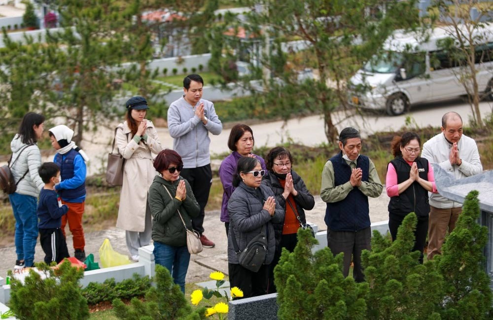 Trang phục đi tảo mộ nên gọn gàng, kín đáo và có màu sắc nhã nhặn