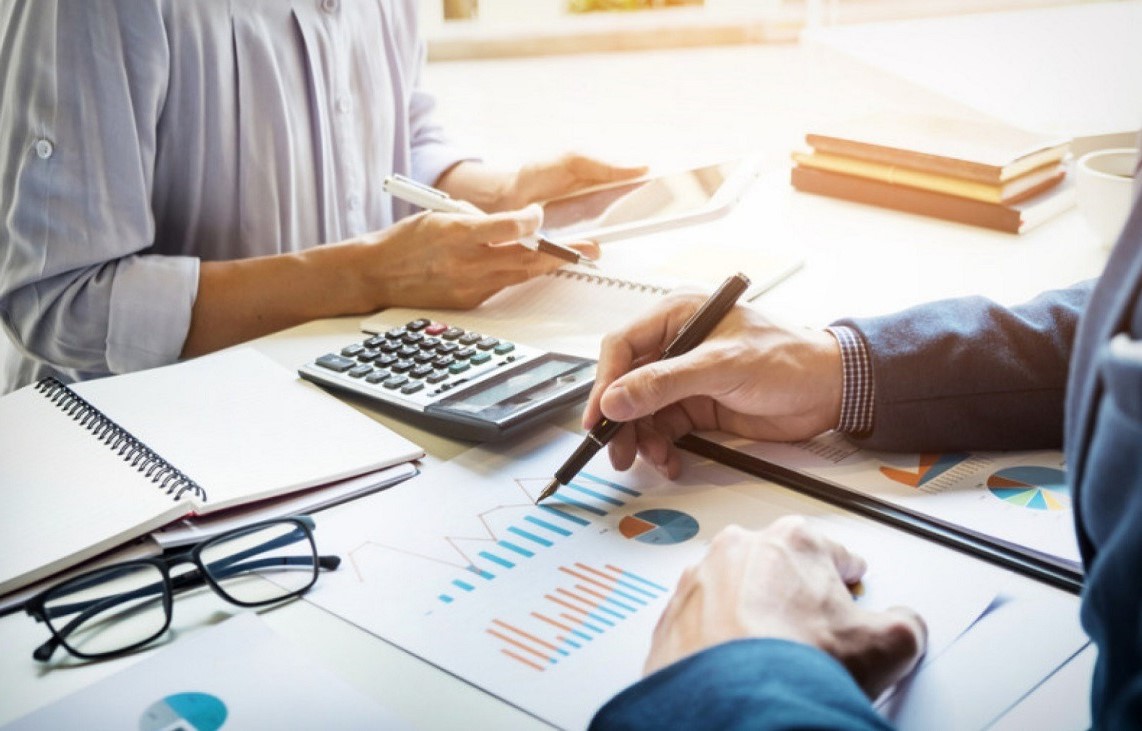 Bạn nên đánh giá kỹ năng lực tài chính và kinh nghiệm của đối tác trước khi bắt đầu hợp tác