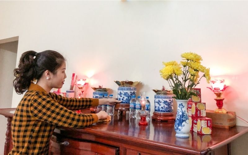 Sau lễ tiễn Ông Công Ông Táo, tỉa chân nhang giúp bàn thờ thêm tinh tươm và đón tài lộc